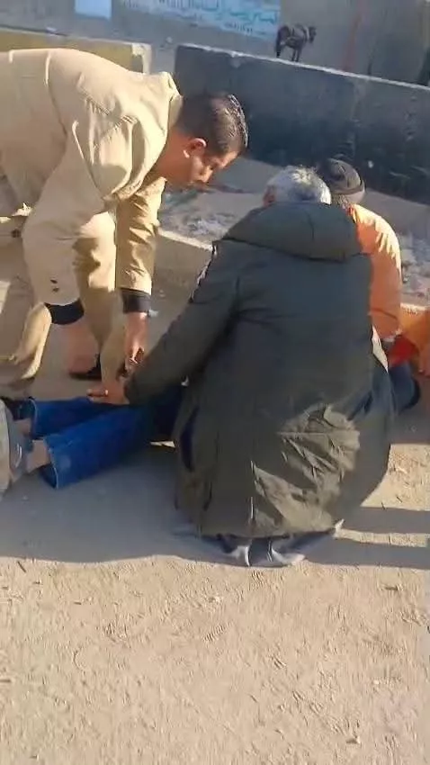 مسعف ينقذ عامل نظافة