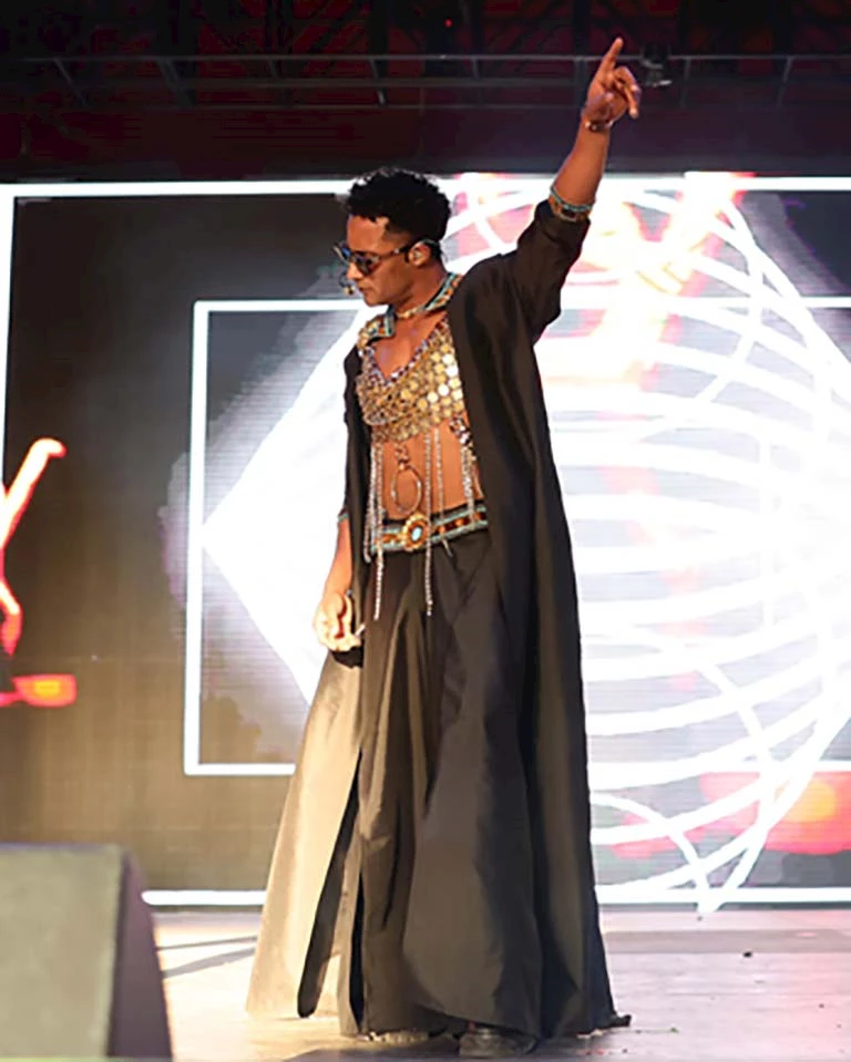 محمد رمضان يرقص