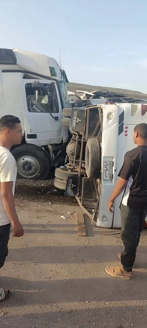 تصادم أتوبيس وسيارة نقل ثقيل
