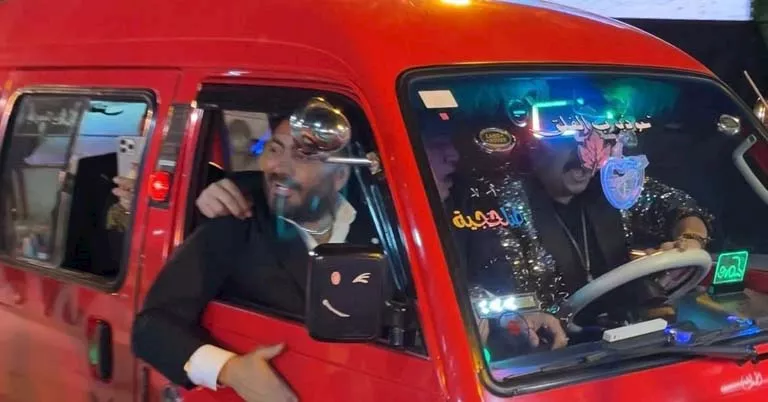 تامر حسني يصل العرض الخاص لفيلم ريستارت بسيارة ميكروباص_1
