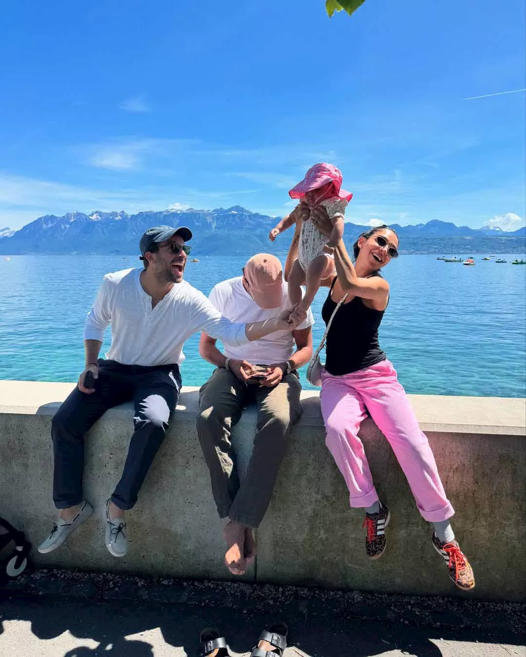 سلمى ابو ضيف مع ابنتها وزوجها