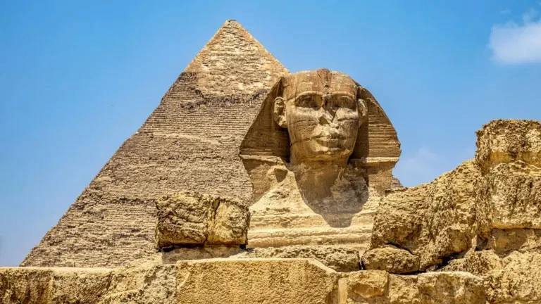 تمثال أبو الهول وخلفه هرم الملك (خع-ف-رع)