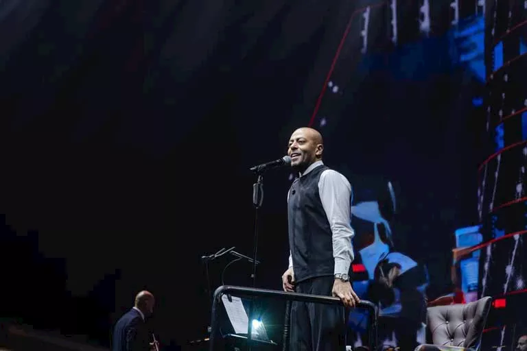 تامر عاشور في حفله الغنائي بالكويت