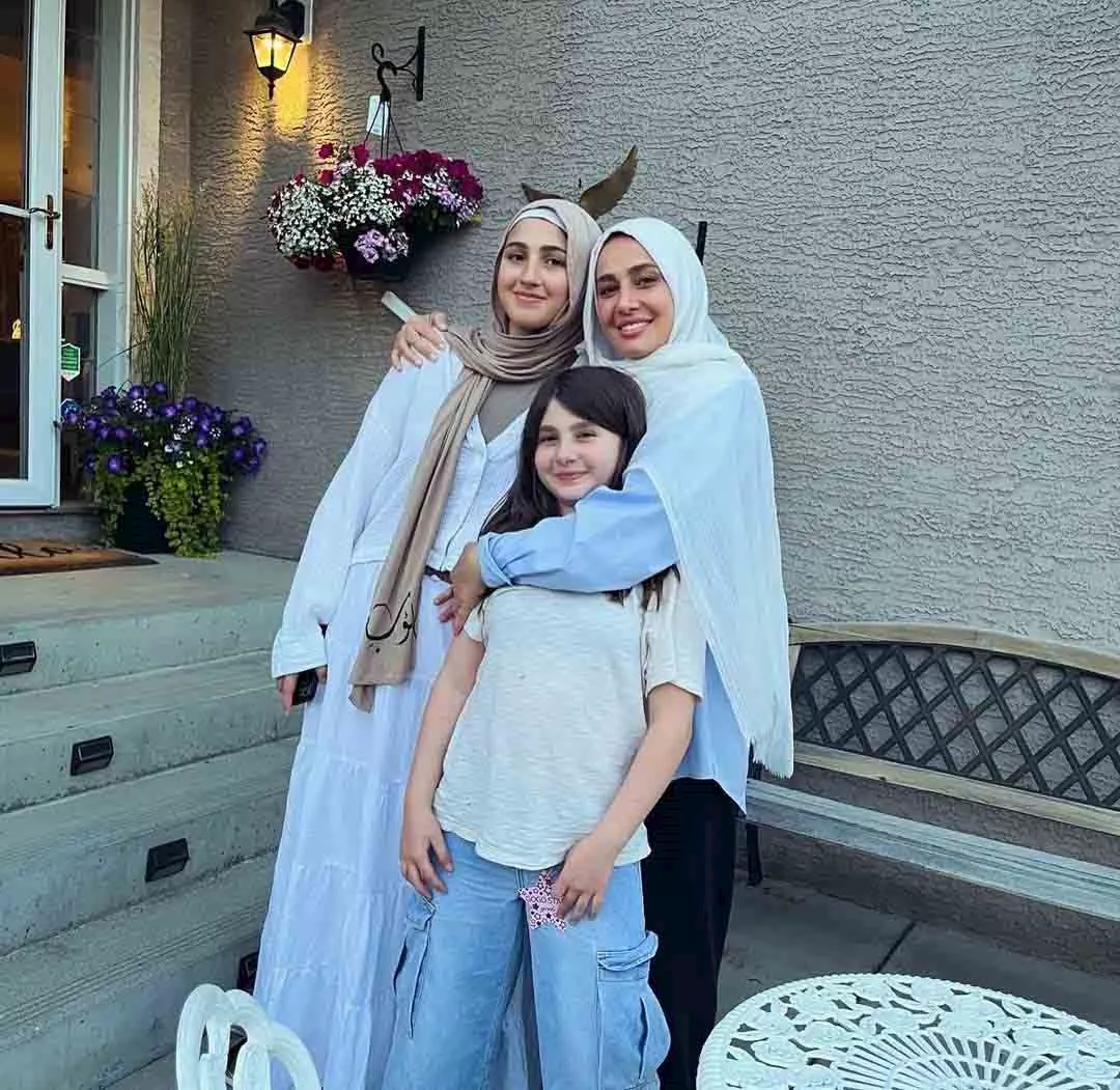 حلا شيحة تنشر صورًا مع بناتها.. وتحتفل مع الجمهور بهذه المناسبة_4