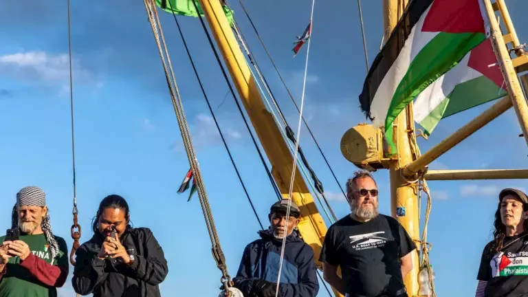 جزء من طاقم السفينة 