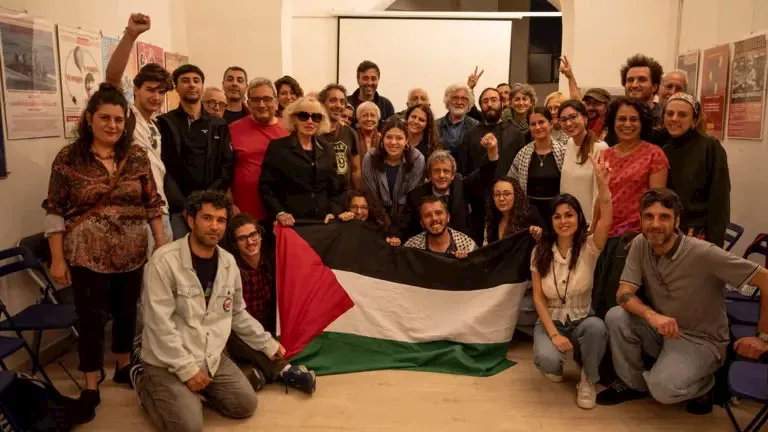 بعض من طاقم السفينة قبيل انطلاقهم إلى غزة