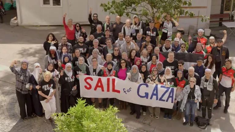 بعض أفراد طاقم السفينة مع بعض المنظمين قبيل انطلاقهم إلى غزة
