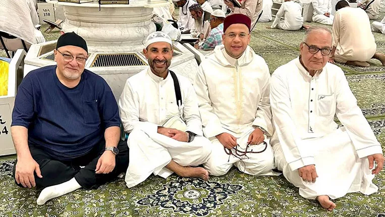 أحمد سعد في المسجد النبوي استعدادا لاداء مناسك الحج