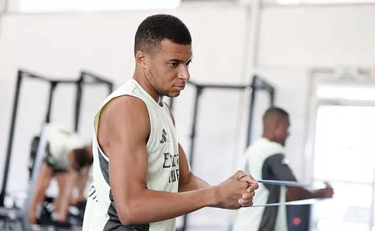 كيليان مبابي متأثرا بإصابته بفيروس المعدة 