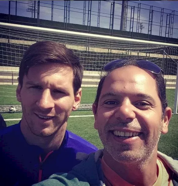 تصدر التريند بسبب عقد قران نجله.. 15 صورة لرامي إمام مع عائلته ونجوم الفن_3