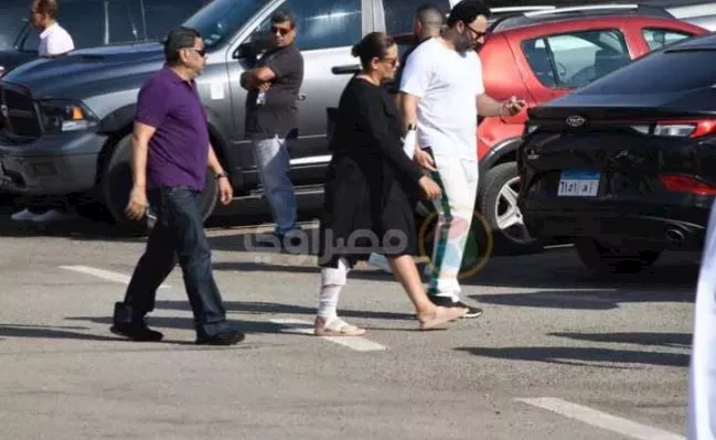 كاملة أبو ذكري في جنازة سامح عبدالعزيز