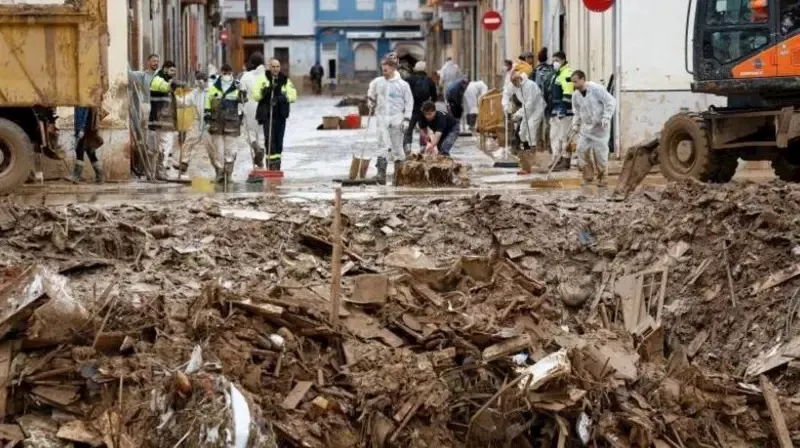 أدت فيضانات فالنسيا إلى مقتل أكثر من 200 شخص وتدمير مناطق واسعة من المدينة