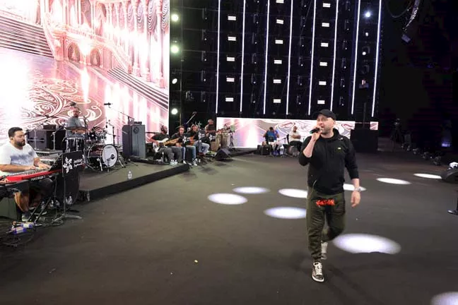 صابة حسام حبيب بكسر في القدم خلال تحضيراته لحفله الغنائي بموسم جدة