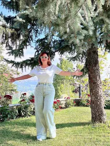 إلهام شاهين في جلسة تصوير شبابية والجمهور يغازلها_1