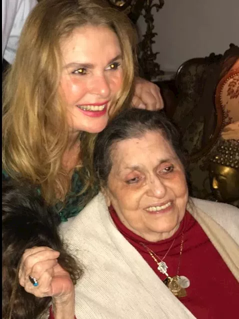 الفنانة يسرا ووالدتها