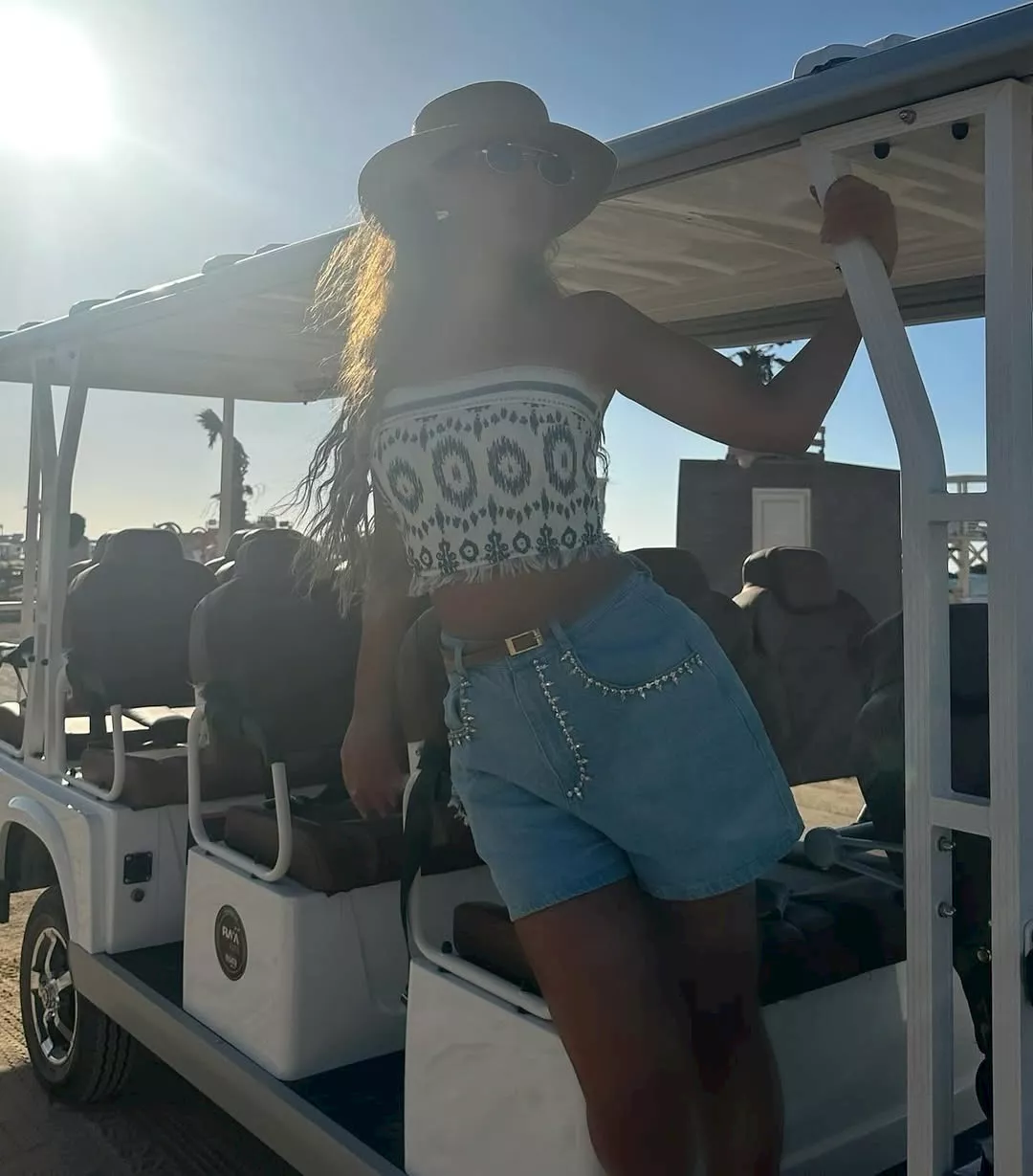 مي سليم تخطف الأنظار بجلسة تصوير جريئة في الساحل