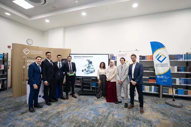 فريق طلابي يصمم برنامجًا للقيادة الذاتية للسيارات