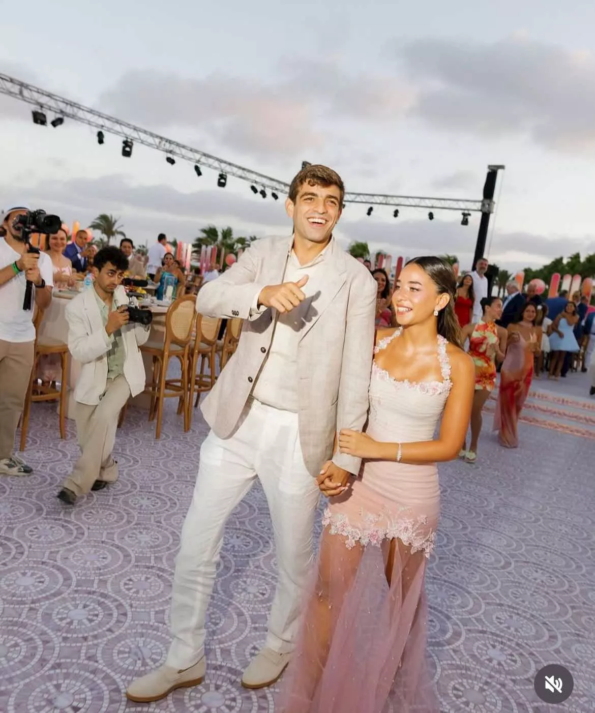 هنا داود تنشر صور جديدة من حفل خطوبتها