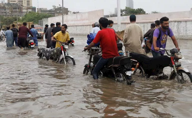 فيضانات مفاجئة شمال غرب باكستان (3)