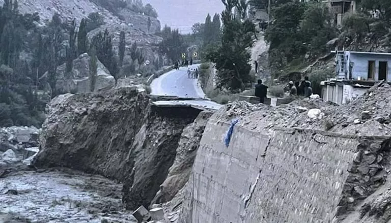 فيضانات مفاجئة شمال غرب باكستان (5)