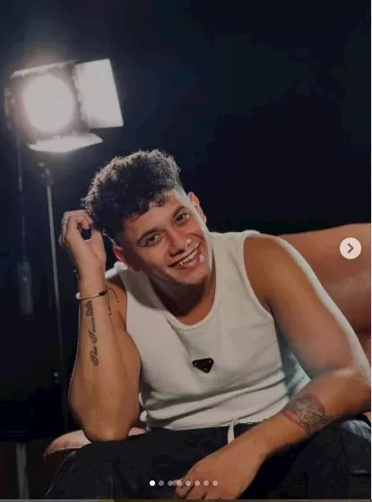 مطرب مهرجانات يزيل التاتو وينصح متابعيه_9