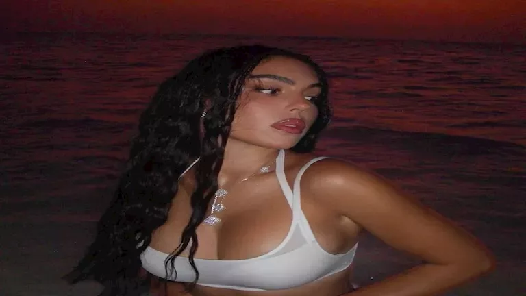 العروسة المنتظرة.. جورجينا تنشر جلسة جريئة على البحر والجمهور يعلق 1