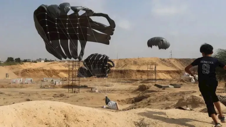 طائرة إندونيسية تسقط مساعدات على قطاع غزة