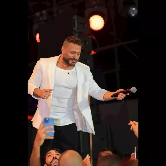 تامر حسني والشامي يشعلان حفلهما في مراسي الساحل الشمالي