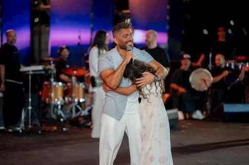 معجبة تعانق تامر حسني على المسرح