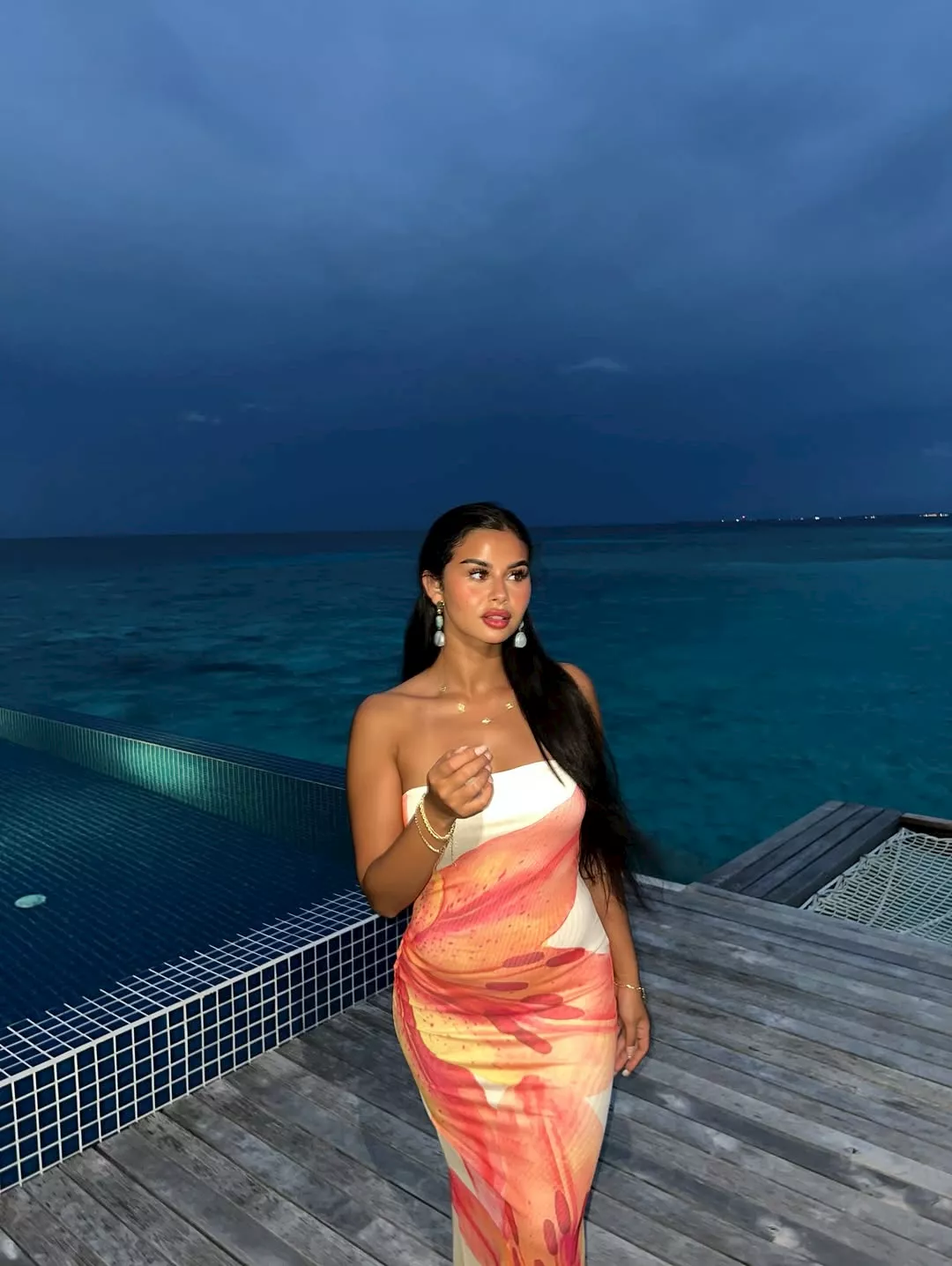 منة عرفة تنشر صورًا جديدة أمام البحر في المالديف