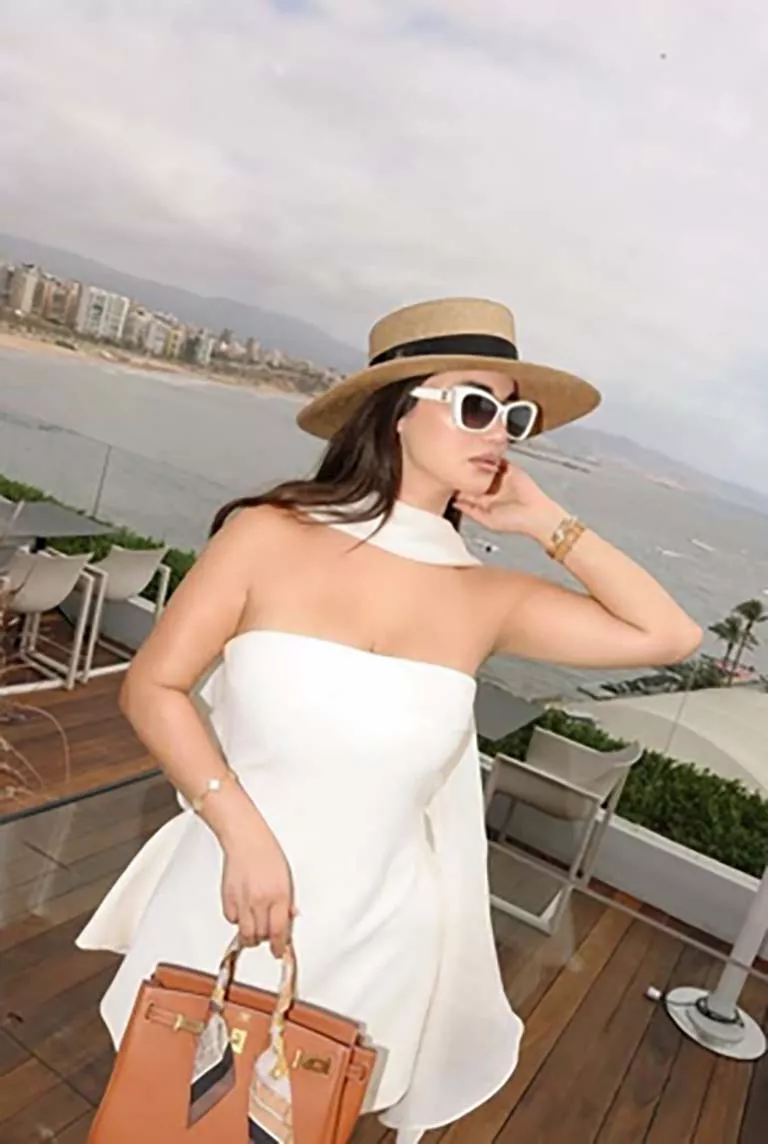 هدى بفستان أبيض جريء