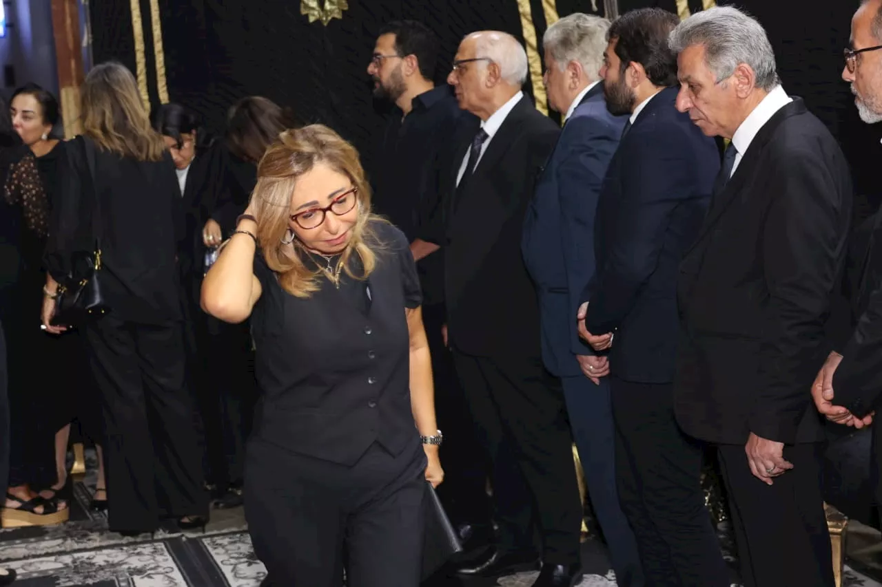 نجوم الفن والإعلام في عزاء أرملة سيد مكاوي