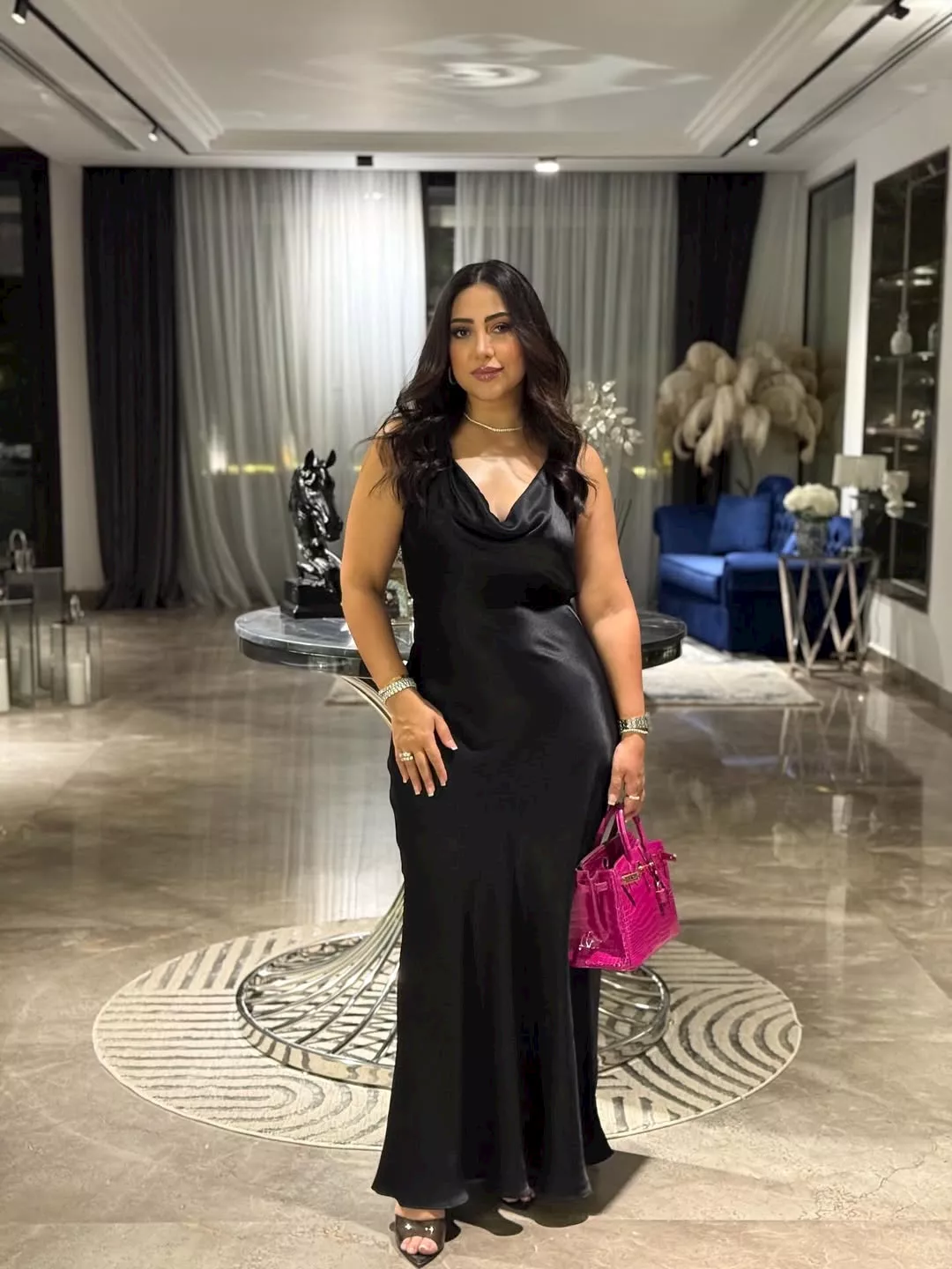 بفستان مكشوف الضهر..  بوسي تواصل احتفالاتها بعيد ميلادها