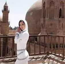 حجاب على فستان مكشوف وإطلالات جريئة.. بسمة بوسيل تثير الجدل في صيف 2025_5