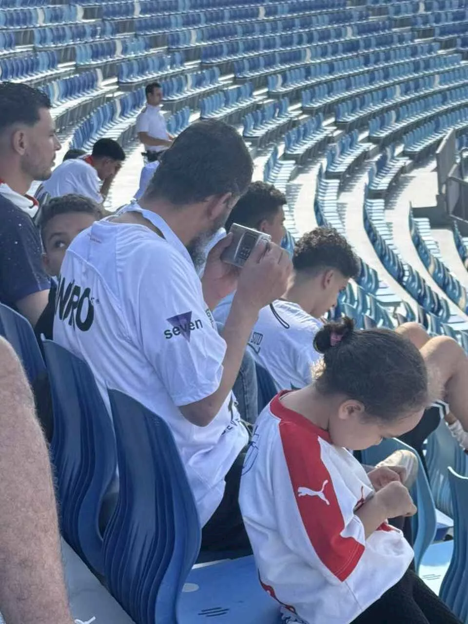 مشجع كفيف يتابع مباراة الزمالك والإسماعيلي (1)