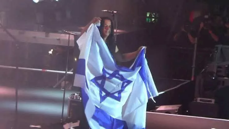 فريق العقارب يرفع علم الاحتلال الاسرائيلي