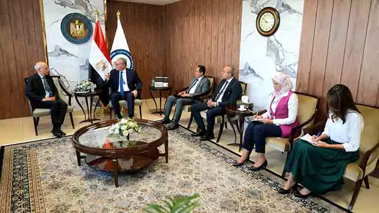 وزير البترول يبحث مع توتال إنرجيز فرص الإستثمار في شرق المتوسط (1)