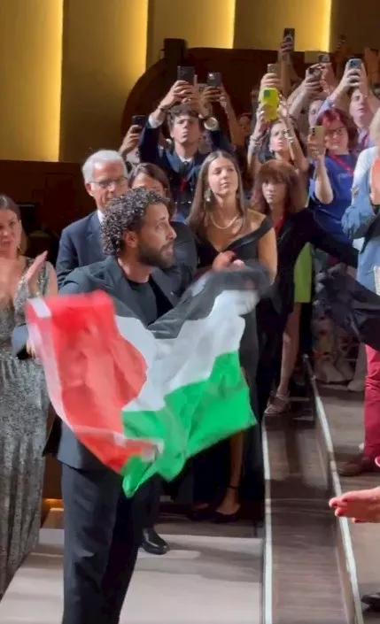 أبطال فيلم صوت هند رجب يرفعون علم فلسطين في مهرجان فينيسيا_1