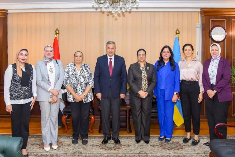 محافظ الإسكندرية يبحث مع القومي للمرأة دعم برامج تمكين السيدات (1)