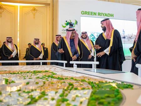 الملك سلمان بن عبدالعزيز آل سعود يطلع على مشاريع ا