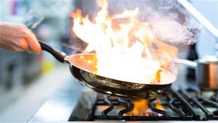 هؤلاء أكثر عرضة للوفاة.. ماذا تفعل إذا اشتعلت النيران في الطعام أثناء طهيه؟ 