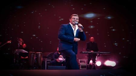عمرو دياب يدعم نجله عبدالله بعد طرح أغنيته الجديدة "Somything I Need" 