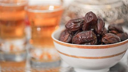 لا يفسد الصيام.. الإفتاء: بلع الريق في نهار رمضان أولى من البصق وإيذاء الغير