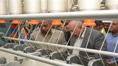 استعدادًا لافتتاح المصانع الجديدة.. وزير قطاع الأعمال يبدأ جولة داخل غزل المحلة" 