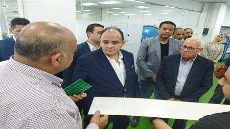 بالصور- وزير الصناعة يطلع على جودة إنتاج مصنع الأدوات الكهربائية في بورسعيد 