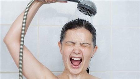 ماذا يحدث لجسمك عند الاستحمام فور الاستيقاظ من النوم صباحًا؟