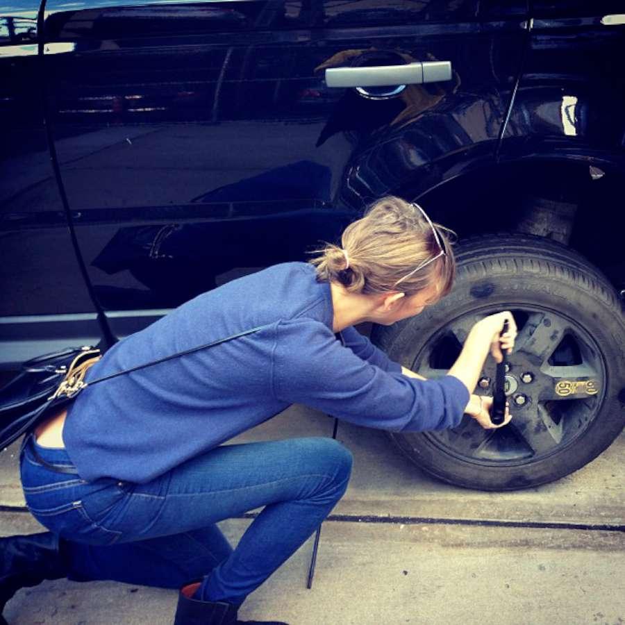 كارلي تحاول إصلاح إطار السيارة                                                                                                                        