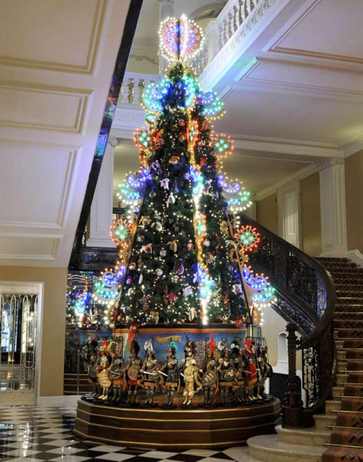 شجرة الميلاد من دولتشي أند غابانا                                                                                                                     
