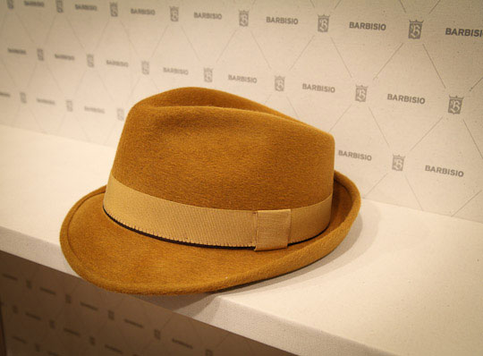 قبعات بألوان زاهية موضة 2012