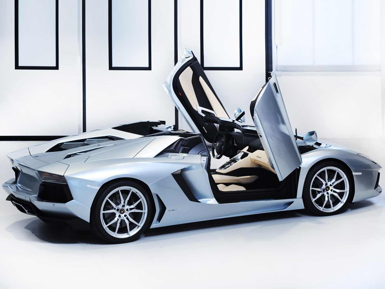 2013-Lamborghini-Aventador-LP-700-4-Roadster-Rear-Side                                                                                                